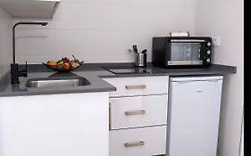 Estudio Moderno Y Centrico Para Familias Y Parejas